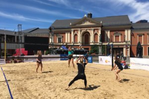 Klaipėdos širdyje išpilta 150 kubinių metrų smėlio: savaitgalį čia karaliaus paplūdimio tinklinis