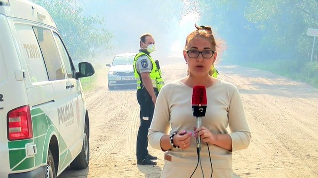 Dėl kilusio gaisro Šilutės rajono durpyne evakuojami žmonės, kiti – slepiasi rūsyje