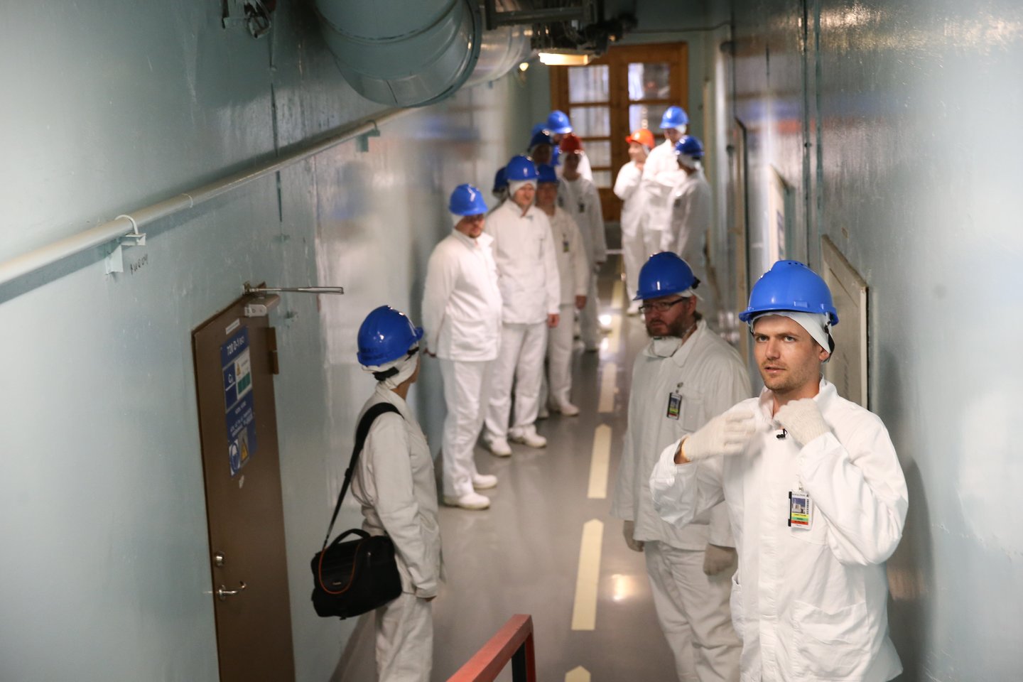 600 metrų koridorius veda į reaktoriaus salę. Čia tiesiog pavydėtinai švaru.<br> R. Danisevičiaus nuotr.