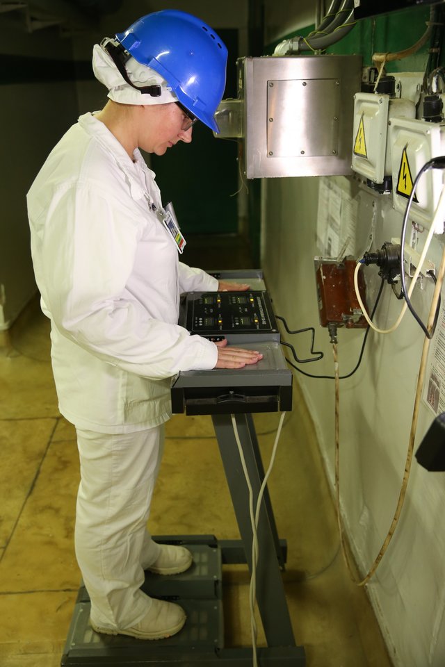Išėjus iš reaktoriaus salės specialiu matuokliu galima  pasitikrinti rankų ir kojų švarumą.<br> R. Danisevičiaus nuotr.