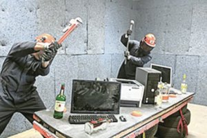 Į naują pramogą plūsta minios: siūlo įsiūtį išlieti sudaužant visus daiktus