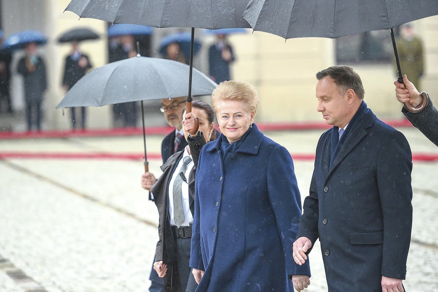 Varšuvoje lynojant Lenkijos vadovas A.Duda pasitiko prezidentę D.Grybauskaitę.<br>R.Dačkaus (Prezidentūra) nuotr.