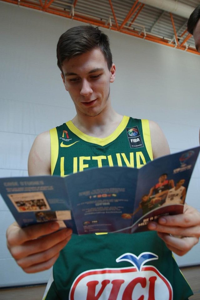  FIBA nuotr.<br>Lietuvos 19-mečių rinktinė prieš pasaulio čempionatą dalyvavo fotosesijoje.