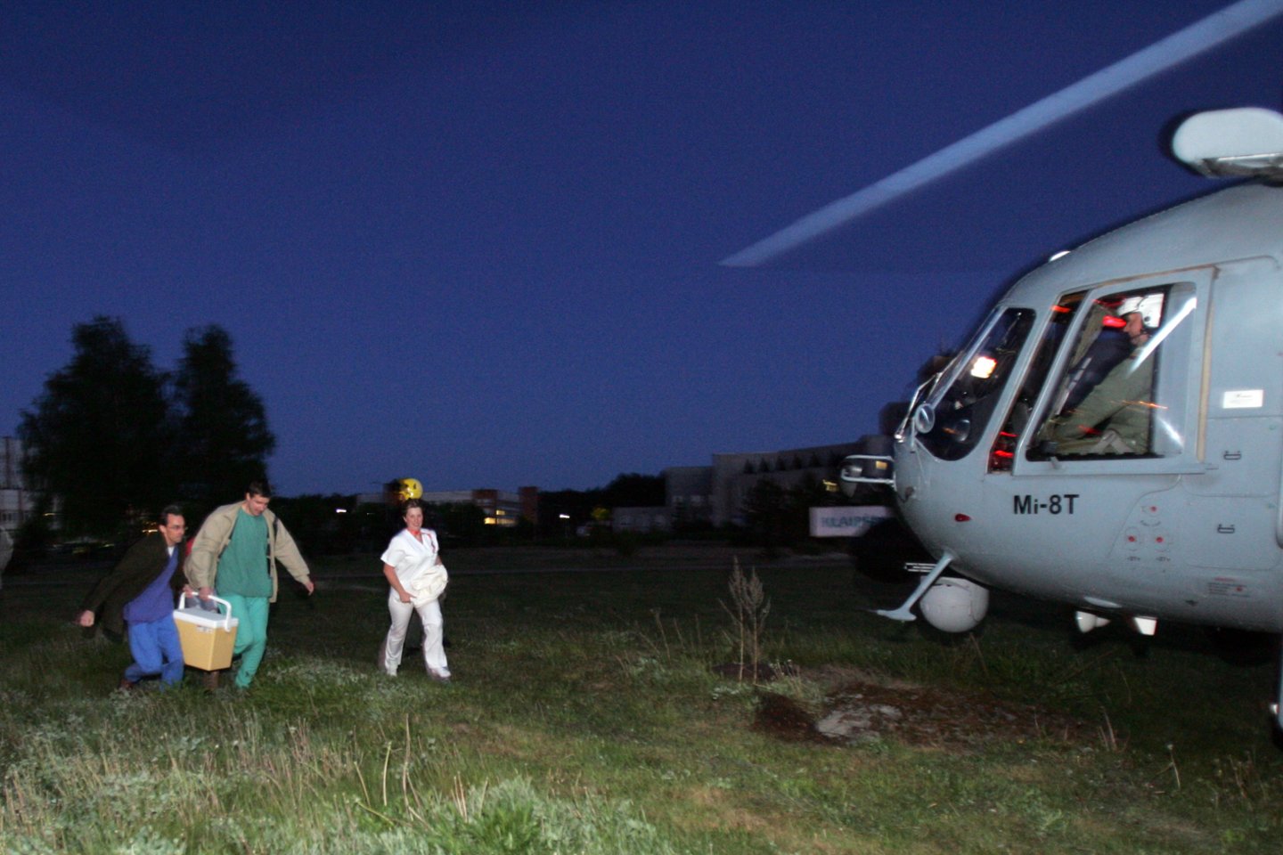 Šeštadienį paryčiais pasieniečių sraigtasparnis iš Kauno į Vilnių skraidino donoro širdį. <br> V.Balkūno nuotr.