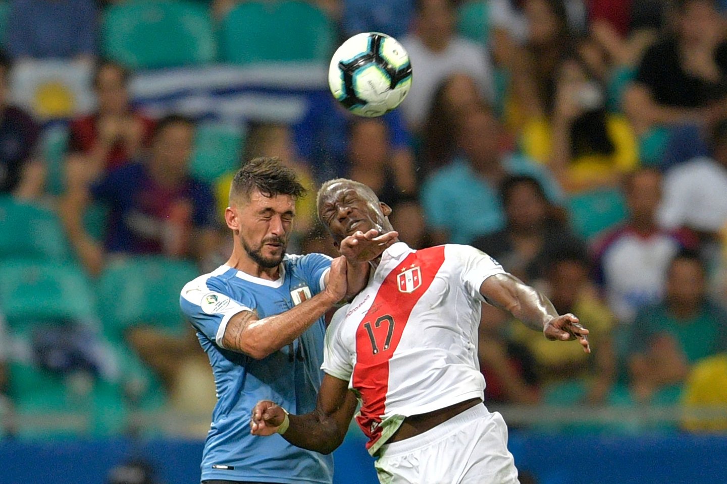 Urugvajaus rinktinė po baudinių serijos pralaimėjo ketvirtfinalio rungtynes Peru ekipai.<br> AFP/Reuters/Scanpix nuotr.