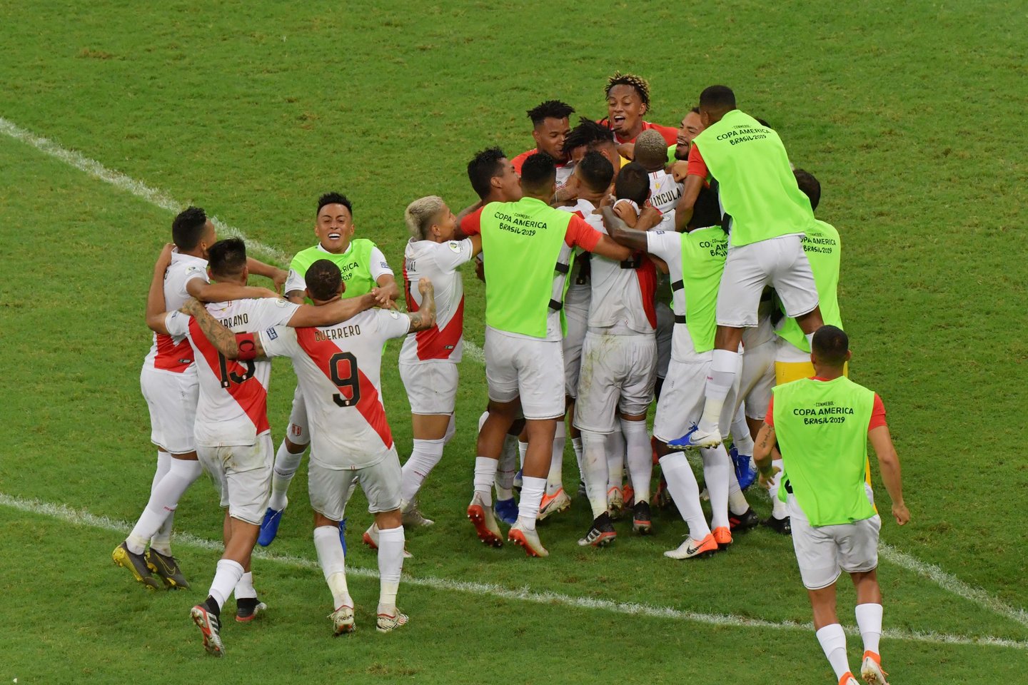 Urugvajaus rinktinė po baudinių serijos pralaimėjo ketvirtfinalio rungtynes Peru ekipai.<br> AFP/Reuters/Scanpix nuotr.