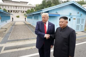 D. Trumpas tapo pirmuoju JAV prezidentu, įžengusiu į Šiaurės Korėjos teritoriją