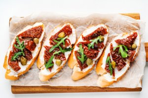 Skrebučiai su mocarela ir džiovintais pomidorais: nieko sudėtingo, bet labai gardu