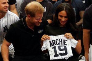 „Yankees“ beisbolininkai padovanojo marškinėlius princo Harry ir Meghan Markle pirmagimiui