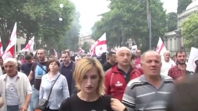 Gruzijoje – tūkstantinė demonstracija: iš posto verčiamas vidaus reikalų ministras