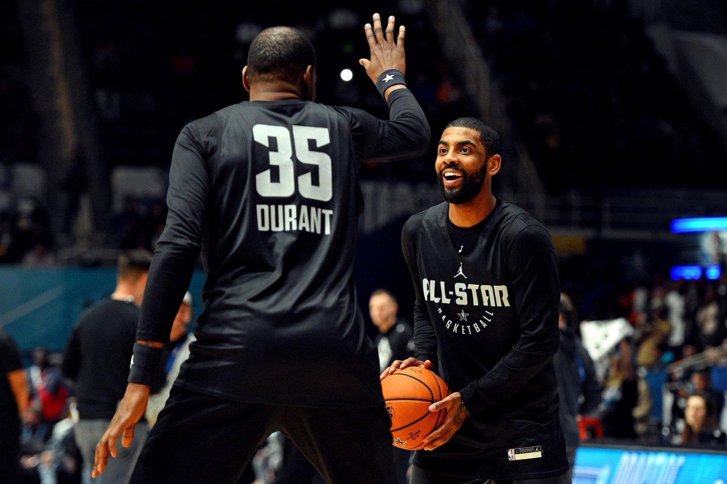 Kevinas Durantas ir Kyrie Irvingas kutą sezoną žais „Nets“ klube.<br> Reuters/Scanpix nuotr.
