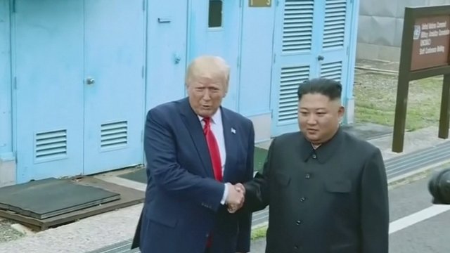 Netikėtas D. Trumpo ir K. Jong-uno susitikimas: prakalbo apie „paslaptingas jėgas“