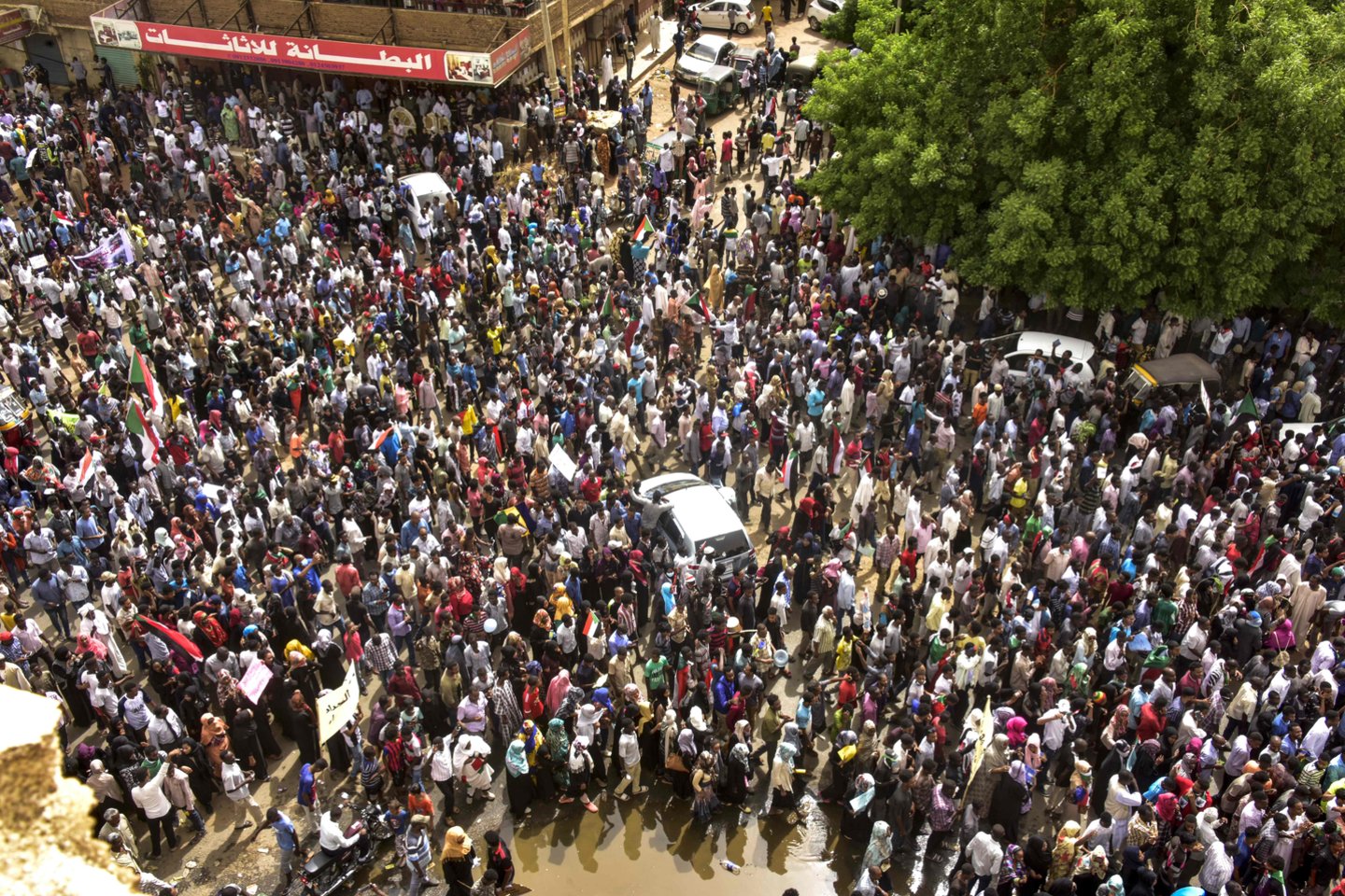 Šalia Sudano sostinės Chartumo esančiame Umdurmano mieste pirmadienį, kitą dieną po masinių protestų prieš šalį valdančius generolus, buvo rasti trys kruvini lavonai, pranešė naujienų agentūros AFP korespondentas. <br> AFP/Scanpix nuotr.