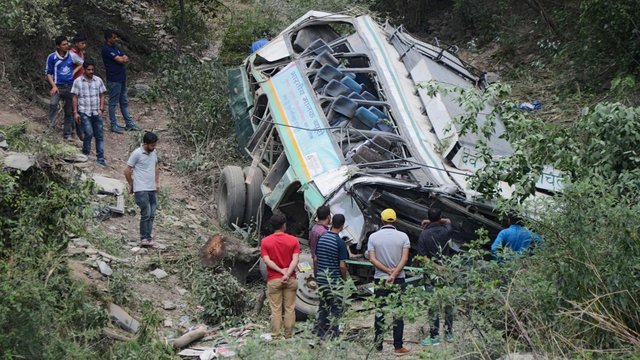 Siaubinga avarija: perpildytam autobusui nukritus į tarpeklį žuvo 35 žmonės