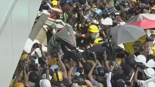 Honkonge protestuotojai daužė parlamento langus ir bandė įsiveržti 