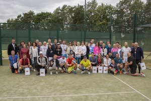 Padelio teniso mūšius Dubingiuose vainikavo dainuojančių sportininkų šou