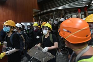 Honkongo policija vaiko protestuotojus ašarinėmis dujomis ir guminėmis lazdomis