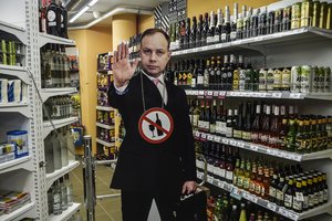 Lietuvos kurorte norintys nusipirkti alkoholio po 20 val. nesulaiko juoko: juos stebi pats A. Veryga