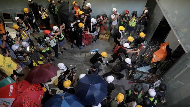 Honkonge protestuotojai prasiveržė į parlamentą