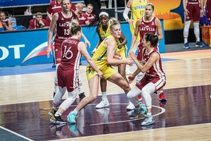 Apytuštėje Rygos arenoje švedės sudaužė Latvijos krepšininkių olimpinę viltį