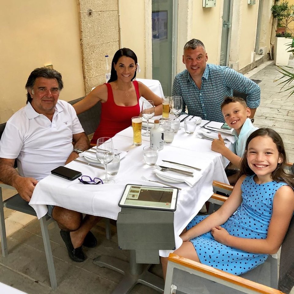  Šarūnas ir Anna Jasikevičiai su vaikais atostogauja Graikijoje.<br> Asmeninio albumo nuotr.