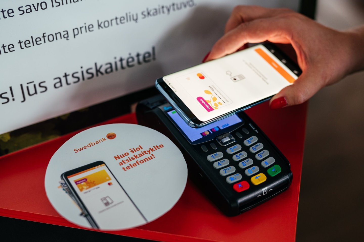   Naująją „Swedbank“ programėlę turintys vartotojai galės naudotis bekontakčiais atsiskaitymais telefonu. <br> Banko nuotr.