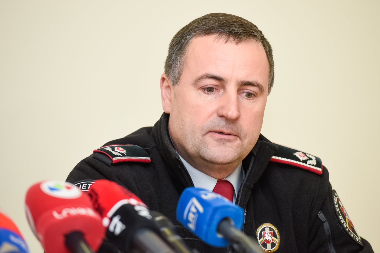 Kaip sakė R.Požėla, ant devinto kalibro pistoleto išgraviruotas jo vardas ir pavardė, taip pat jis teigė, kad gauta dovana – įvertinimas visai tarnybai, o ne jam asmeniškai.