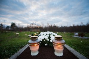 Vyro kapą Kupiškyje atėjusi aplankyti moteris pamatė degantį kapą