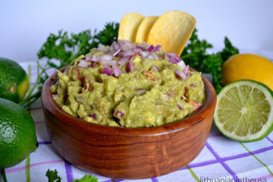 Greitai pagaminamas avokadų pagardas tiks prie bet kokio užkandžio