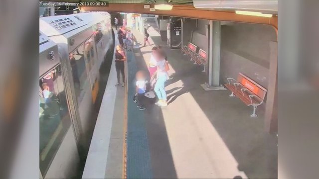 Stotyje kilo chaosas: berniukas nukrito po traukiniu, tėvams – griežtas perspėjimas
