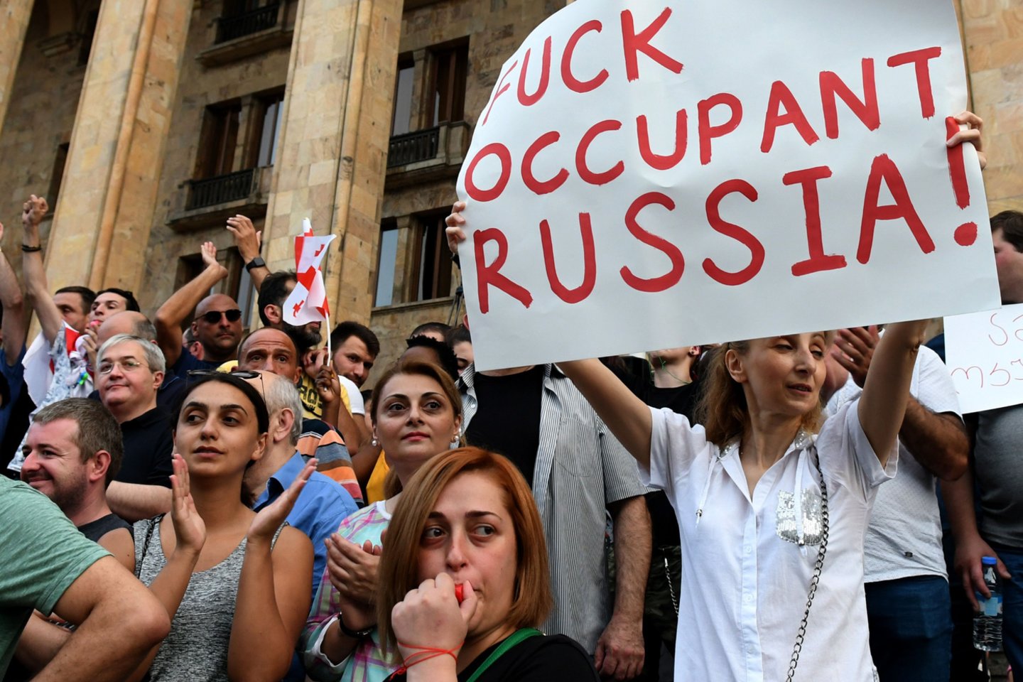 Europos Žmogaus Teisių Teismas (EŽTT) nurodė Rusijai sumokėti bendrą 75 tūkst. eurų kompensaciją šalies piliečiams, pateikusiems devynis skundus dėl jų teisės rengti taikius protestus pažeidimo, sakoma antradienį paskelbtame teismo pranešime.<br>AFP/Scanpix nuotr.