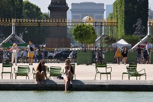 Vakarų Europą alinusi kaitros banga juda į žemyno rytus: viršijo kelis istorinius rekordus