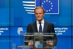 D. Tuskas: naujoji ES vadovybė nekeis kurso dėl „Brexit“
