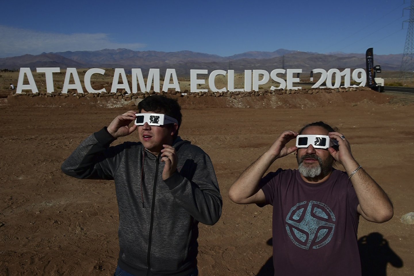  Antradienį tūkstančiai žmonių rinkosi Pietų Amerikoje, kad galėtų tapti reto astronominio įvykio liudininkais.<br> AFP / Scanpix nuotr.