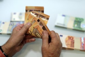 Vyriausybė svarstys minimalios algos didinimą iki 607 eurų 
