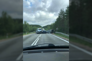 Varėnos r. mikroautobuso vairuotojas sukėlė 3 automobilių avariją