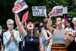 JAV teisėjas blokavo prieglobsčio prašytojų neriboto sulaikymo politiką