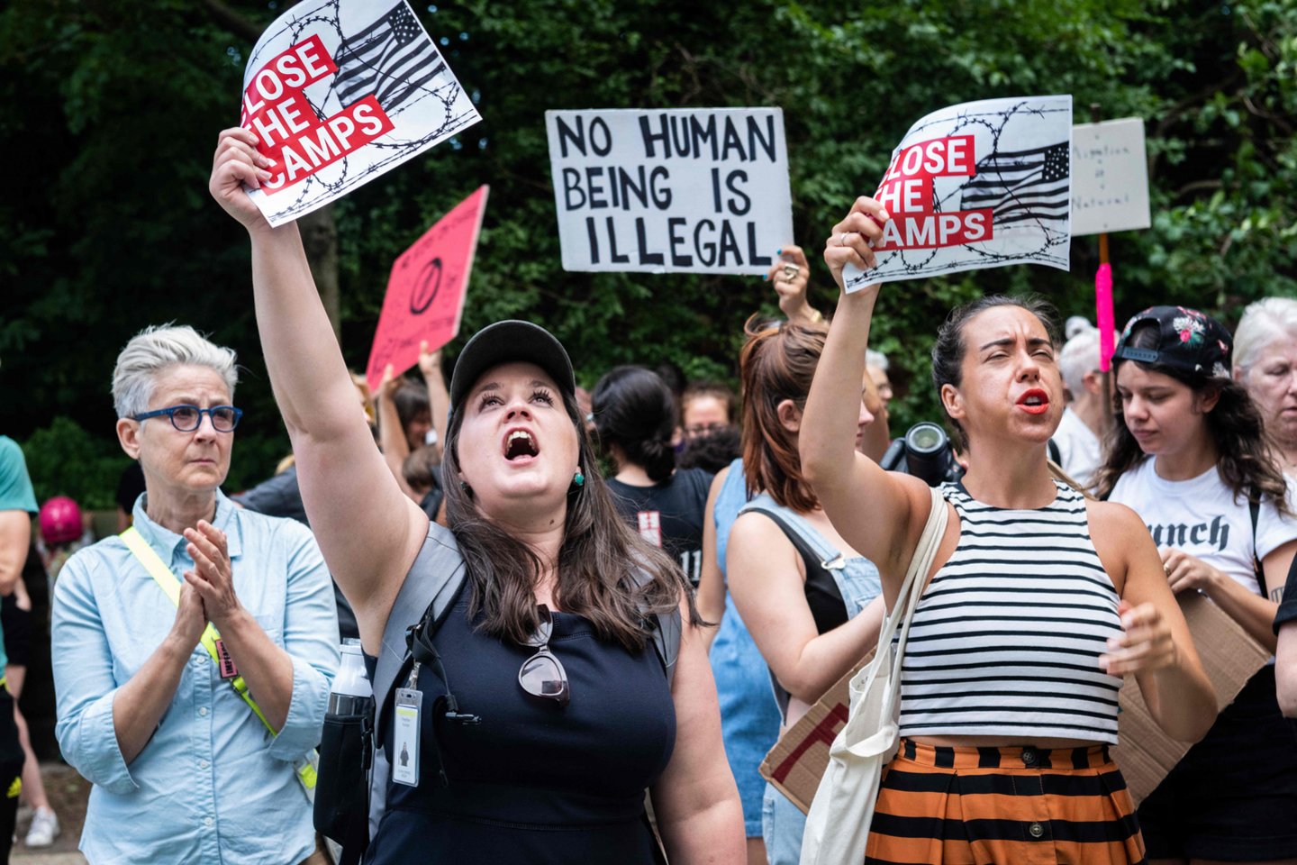 Respublikonas D. Trumpas tvirtina, kad Jungtines Valstijas užplūsta migrantai ir prieglobsčio prašytojai, kurie esą kelia rimtą grėsmę nacionaliniam saugumui.