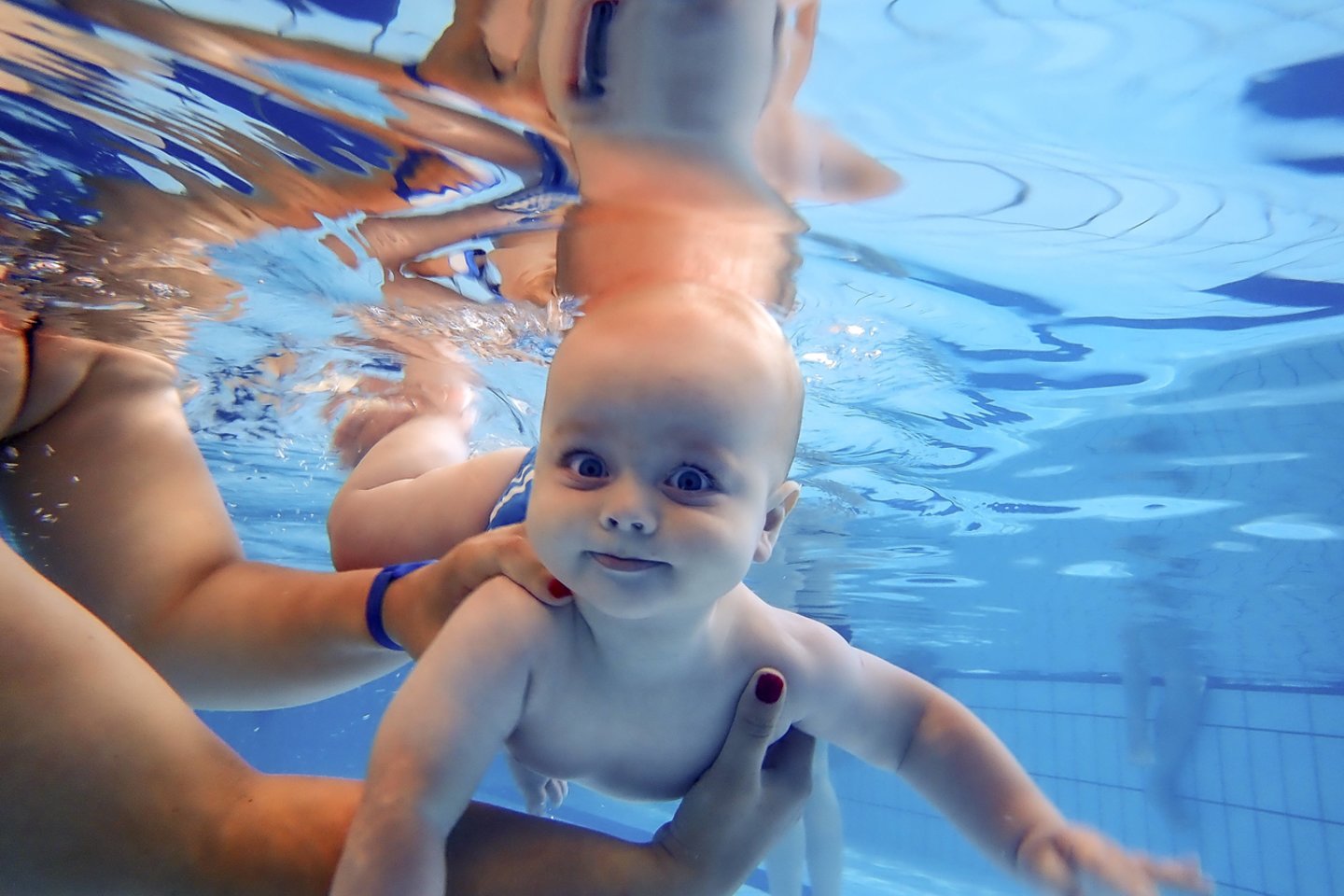 Vaizdas išties kelia šypseną – trečiadienio rytą į baseiną atskubėjo būrys tėvų su 20-čia kūdikių iki vienerių metukų. <br>V.Ščiavinsko nuotr.