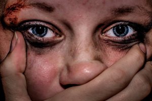 Psichologė paaiškino, kodėl smurtą patyrusios moterys nesikreipia pagalbos: tai būtina suprasti 