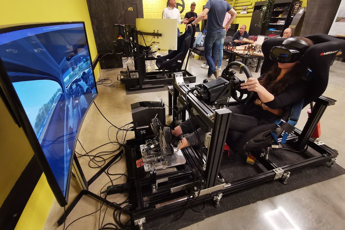 Lietuvos virtualių lenktynių čempionato „Dream 2 Drive“ organizatoriai pristatė naujovę – pirmąją Baltijos šalyse lenktynių platformą „World Sim Series“ (WSS).<br> A. Rutkausko nuotr.
