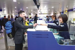 Žurnalistinis tyrimas atskleidė: kinai slapta seka atvykėlius iš užsienio