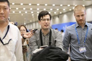 Šiaurės Korėjoje savaitę laikytas australas atvyko į Kiniją