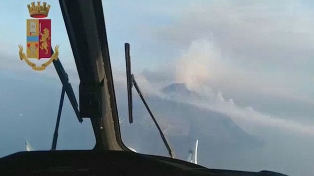 Turistų mėgiamoje Italijos saloje išsiveržė ugnikalnis: žuvo vyras, evakuoti gyventojai