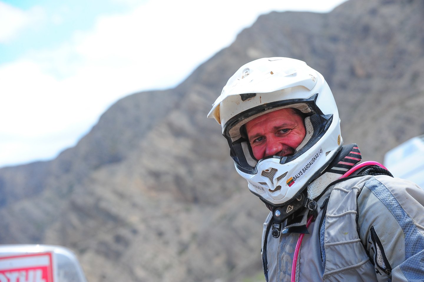  Ne viename Dakaro ralyje motociklu važiavęs B.Bardauskas tvirtina, kad leidimo važiuoti A juosta pirmiausia prašo dėl saugumo. <br> Danielio Halaco nuotr.