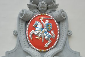 Virš Valdovų rūmų pagrindinių vartų auksu ir sidabru sušvito Lietuvos Vytis