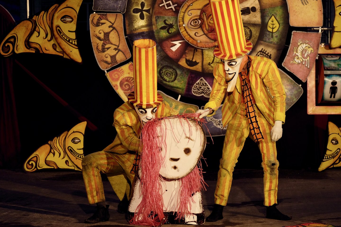 Rusijos teatro „Mr. Pejo's wandering dolls“ spektaklyje „Bestariumas“ pilka kasdienybė virsta įvairių kultūrų ir tradicijų atspindžiu.<br> Organizatorių nuotr.
