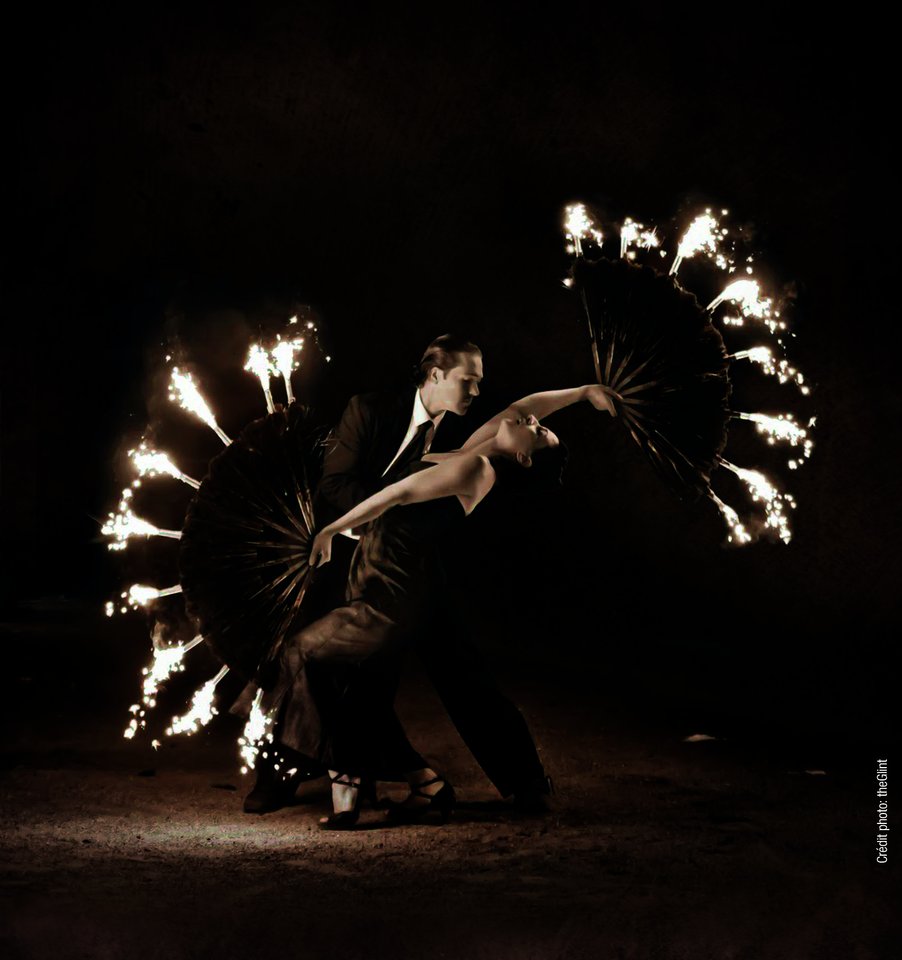 Buenos Airių tango prancūzai šoka su degančiomis vėduoklėmis.<br> Organizatorių nuotr.