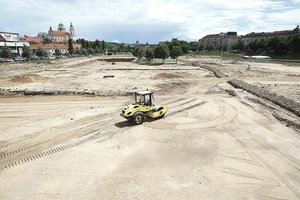 Pieva prie Baltojo tilto virsta Vilniaus gėda – aikštynų dar ilgai nebus