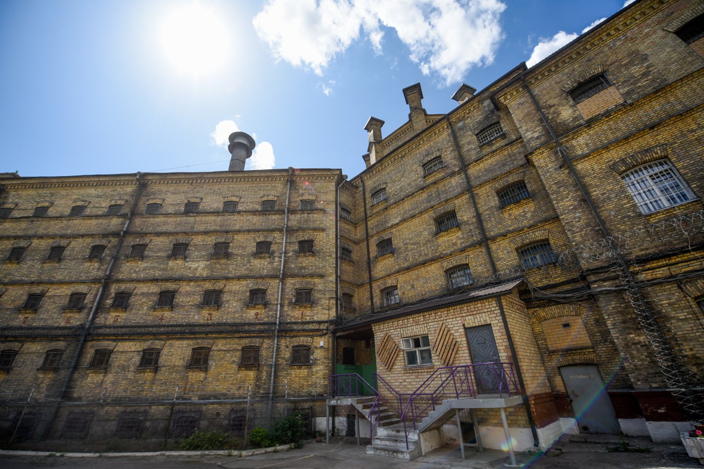  Vilniaus centre įsikūręs Lukiškių kalėjimas–tardymo izoliatorius oficialiai uždarytas antradienį. Praėjusios savaitės penktadienį iš Lukiškių išvežti paskutiniai 74 nuteistieji ir suimtieji.<br> D.Umbraso nuotr.
